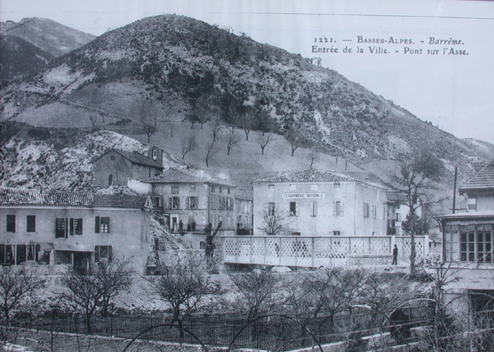 Basses-Alpes. - Barrême. / Entrée de la ville. - Pont sur l'Asse. Sur cette ancienne carte postale, on voit les vergers en terrasse sur les pentes au-dessus du village, actuellement occupées par des bois.