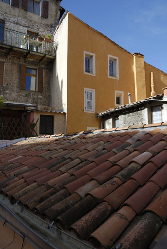 immeuble à logements, puis parfumerie Bérenger Jeune, puis Albert et Bermon, puis brasserie Musso, puis magasin de commerce, actuellement bibliothèque (médiathèque)