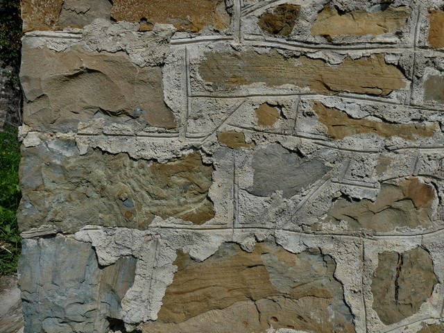 Puits. Détail de la maçonnerie avec joints beurrés et gravés.