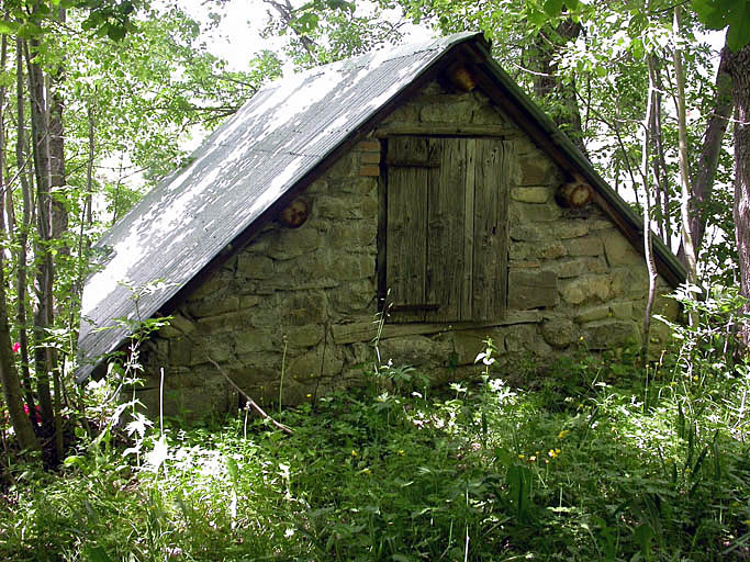 entrepôts agricoles, cabanes (cabanes d'alpage, cabanes pastorales, cabanes forestières), bergeries