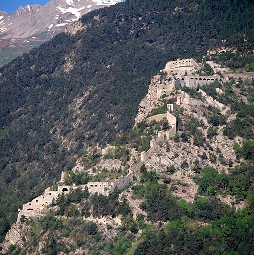 Ensemble de la forteresse vu de la route de Roche la Croix.