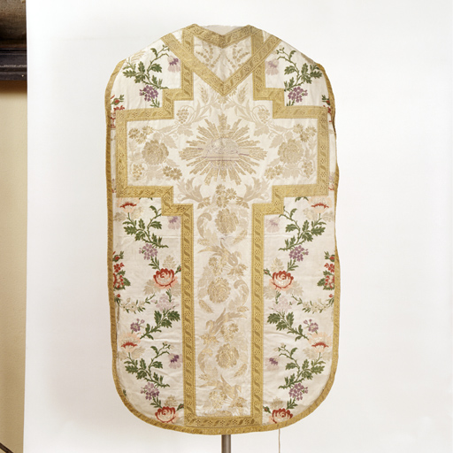 ensemble de vêtements liturgiques : chasuble, bourse de corporal, voile de calice (ornement blanc)