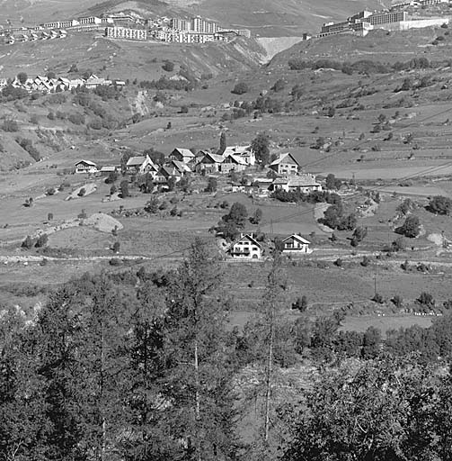 Montcheny. Vue prise des Chabauds. Au-dessus les Veyers et Merlette.