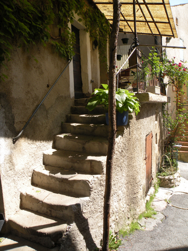 Parcelle D197b. Escalier de distribution extérieur, avec terrasse sur logette voûtée.