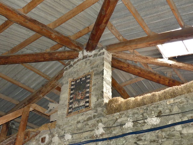 Bâtiment du logis, partie ouest. Charpente du toit en pavillon.