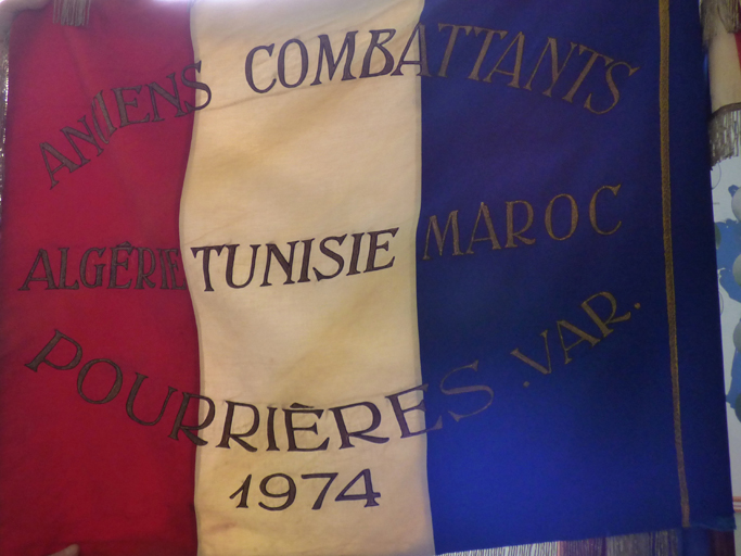 ensemble de trois drapeaux