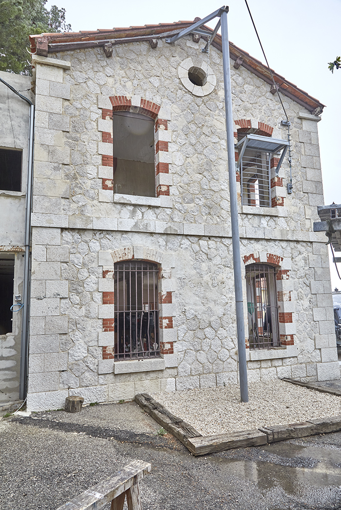 Façade latérale ou mur-pignon gauche de la caserne 
