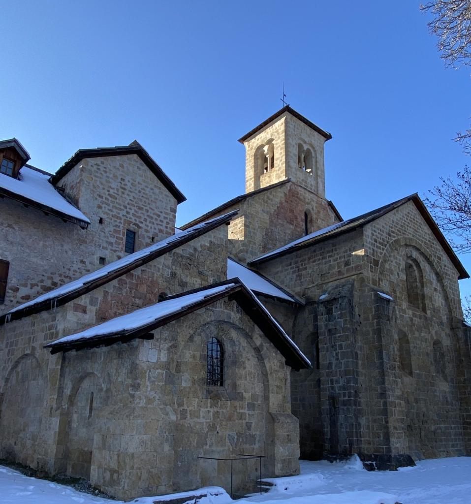 Vue extérieure : le chevet de l'abbatiale et la chapelle de l'abbé depuis le sud.