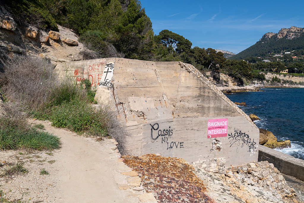 Face arrière de la seconde casemate de flanquement allemande, en retrait de la côte Est du cap