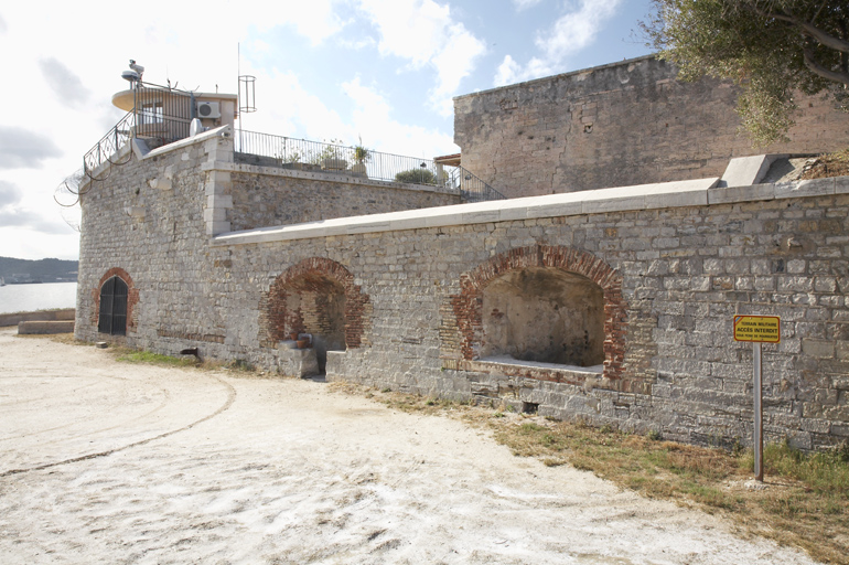 Partie du parapet rehaussé de l'aile gauche de la batterie fermant la cour.