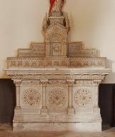Ensemble d'un autel secondaire : autel-tombeau, trois gradins d'autel, tabernacle,exposition