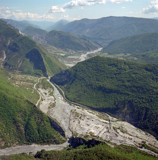 La vallée du Var entre la clue de Gueydan (à l'extrême droite), le pont Noir et la clue d'Entrevaux (à l'arrière-plan).