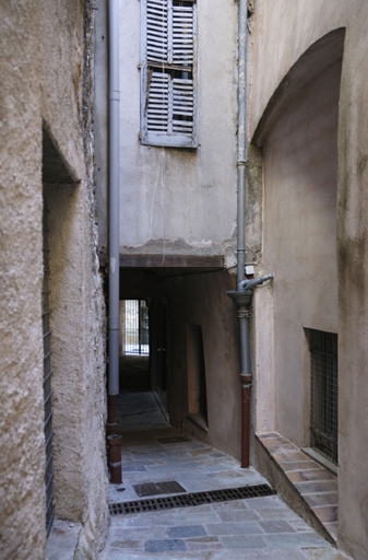 immeuble à logements, puis parfumerie Bérenger Jeune, puis Albert et Bermon, puis brasserie Musso, puis magasin de commerce, actuellement bibliothèque (médiathèque)