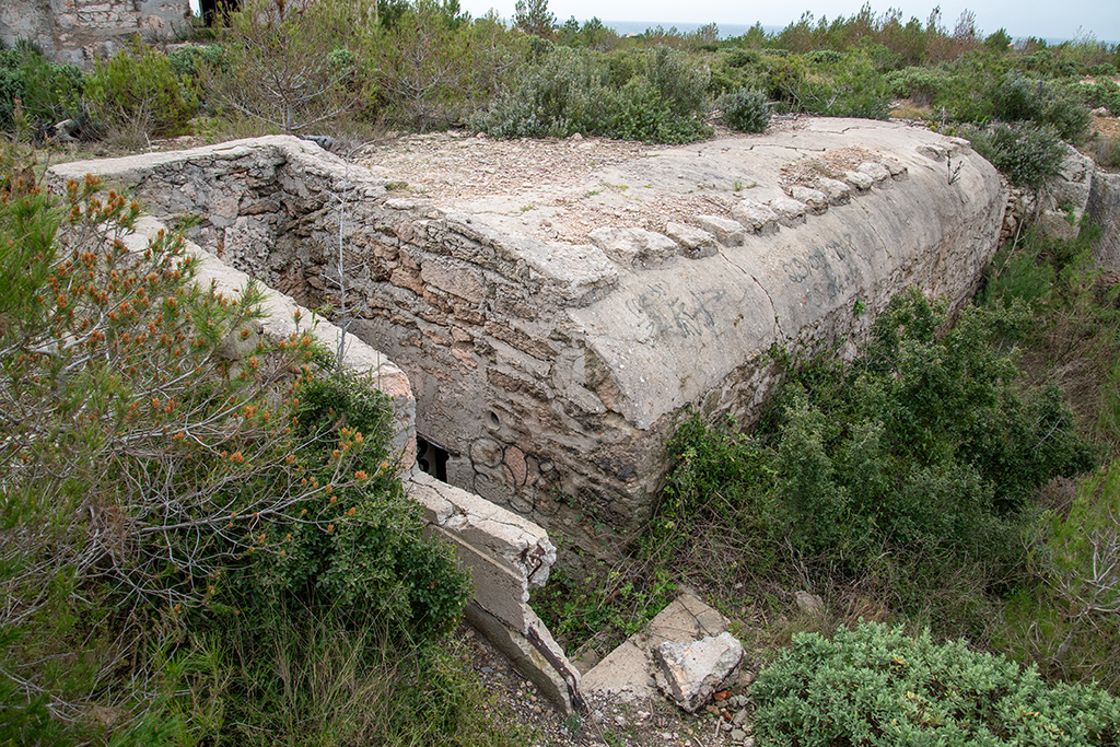 abri semi-enterré en pierre et béton près du poste de direction de tir, extérieur, du côté de l'entrée