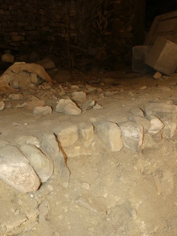 Etage de soubassement, cellier nord. Coupe du sol caladé.