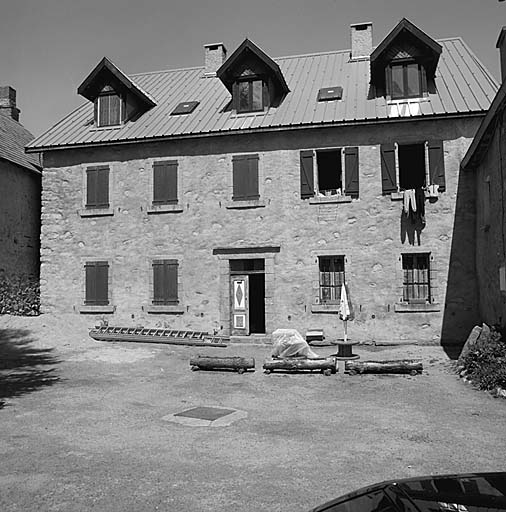 Façade sud. L'édifice restauré est actuellement une maison d'habitation.