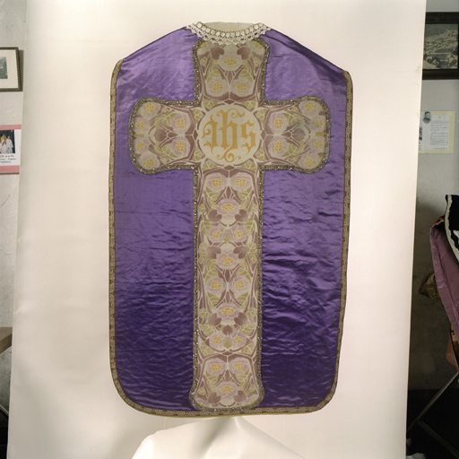 ensemble de vêtements liturgiques (N° 1) : chasuble, étole, manipule, bourse de corporal, voile de calice (ornement violet)