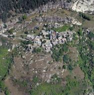 L'ancien village de Peyresq devenu écart de Thorame-Haute. Vue aérienne oblique rapprochée depuis le sud.