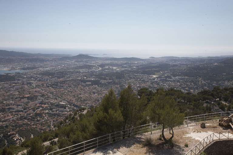 Tour, vue panoramique prise de la plate-forme sur Toulon et le secteur sud-ouest.