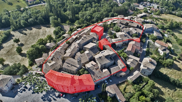Vue aérienne d'ensemble prise du nord-ouest. Trait rouge : enceinte. Zones rouges : château, tours-donjons et tours rondes.