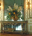 ensemble d'une table et de 3 glaces de trumeau de style néo-Louis XVI