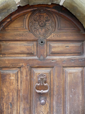 Elévation nord, premier niveau. Porte du logis, menuiserie portant une date gravée (1626).