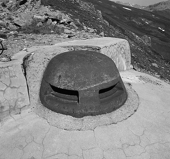 Ouvrage E. Bloc 3 (observatoire). Vue rapprochée de la cloche observatoire, type d'avant 1914, remplaçant la cloche GFM prévue à l'origine, puis refusée, d'où le remplissage en béton compensant la différence de diamètre des deux cuirassements.