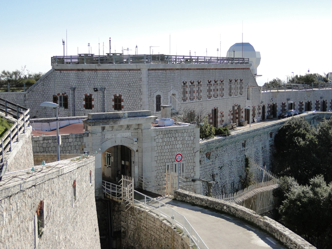 Vue de l'entrée du fort et de la caserne à 2 niveaux casematés.