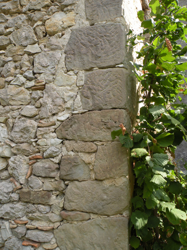 Maçonnerie calcaire et chaîne d'angle en grès, Rouaine.
