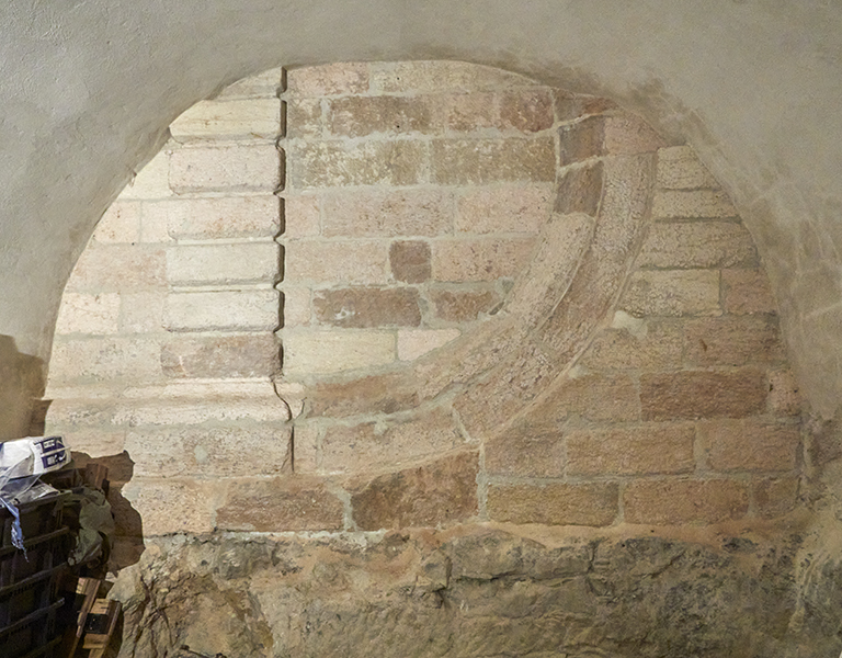 Fort St Nicolas : d'étail d'une base de pilastre du flanc gauche du bastion Mazarin vu de l'intérieur d'une casemate.