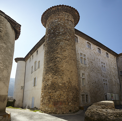 La Palud-sur-Verdon. Château. Vue d'ensemble des façades nord et est, depuis le nord-est. On remarque l'irrégularité des percements.