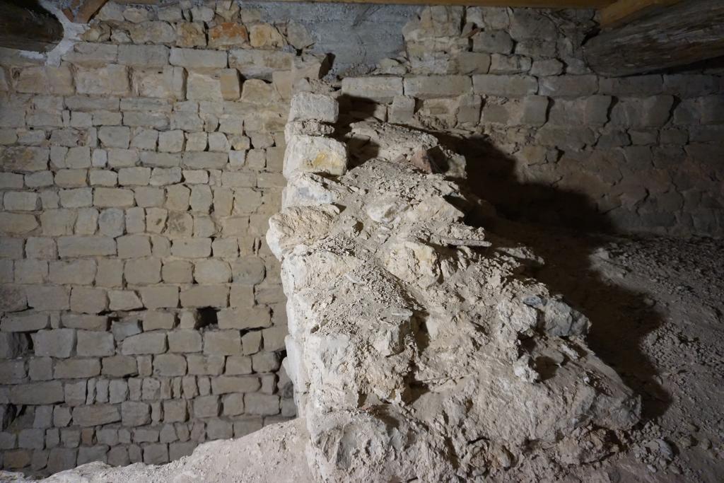 Vue du comble du bas-côté sud : rupture de la corniche de l'élévation extérieure de la nef. 