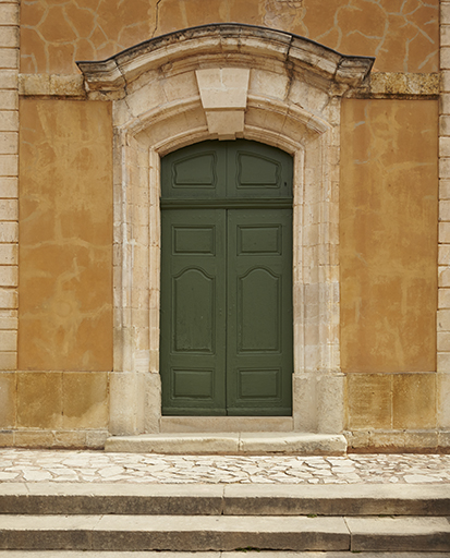 Ensemble de la porte d'entrée : deux vantaux et un tympan de menuiserie