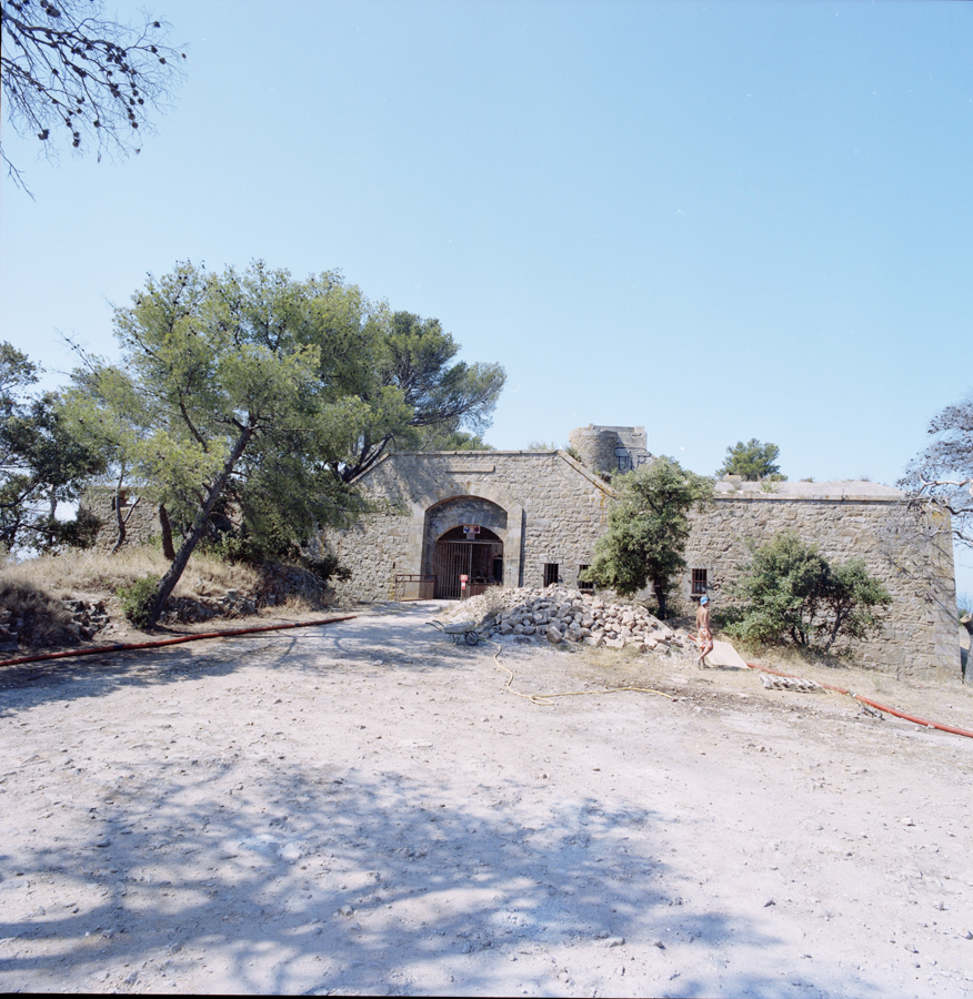 Ensemble du flanc gauche ou face d'entrée du fortin.