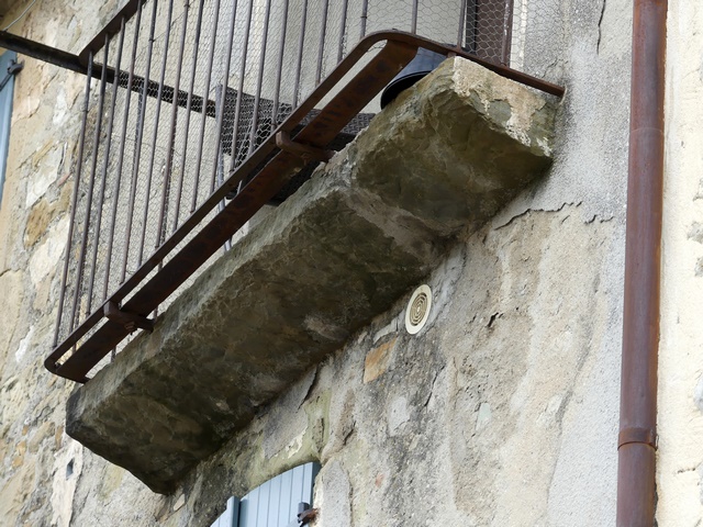 Elévation est, troisième niveau. Balcon sur grand monolithe de grès saillant.