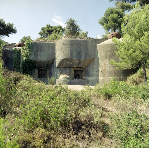 Façade du bloc 2, embrasures à canon de 75, cloches JM (à gauche) et GFM (à droite).