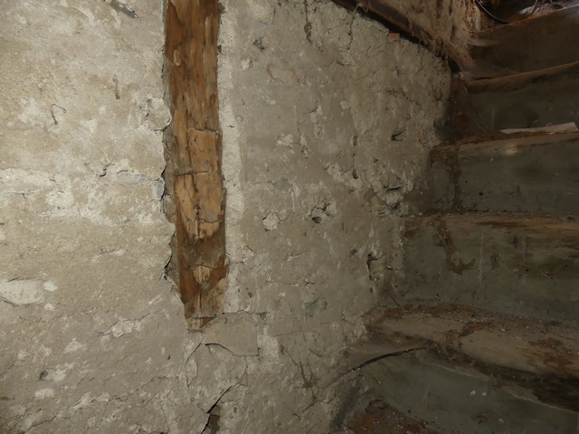 Etage, escalier menant au comble. Cloison à pans de bois.