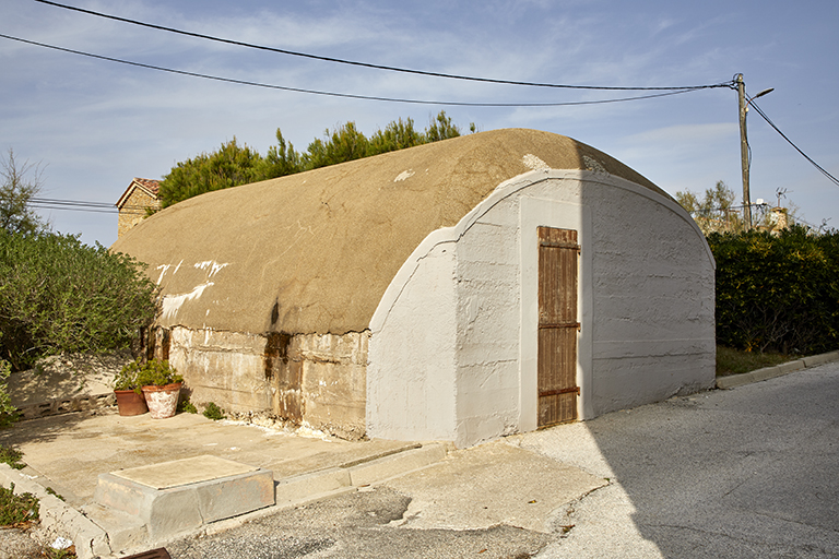 Casemate monobloc italienne 1943 nord, au sud-est de la pointe du Rayolet, face latérale sud et arrière.