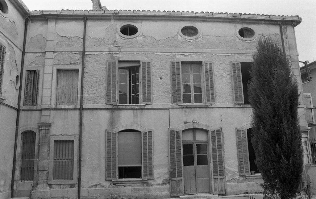 Maison puis orphelinat puis immeuble puis résidence Les cyprès