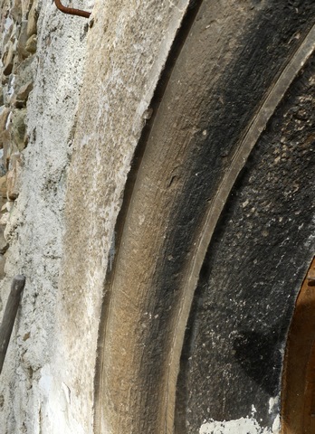 Bâtiment du logis. Elévation ouest, premier niveau. Porte du logis, détail de l'encadrement.