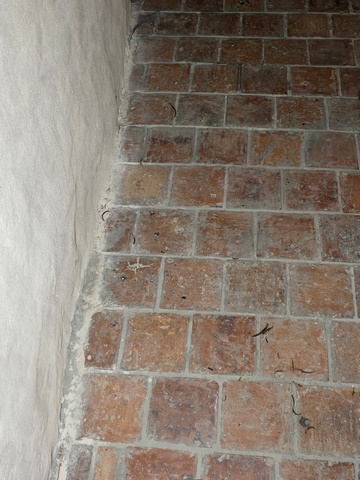 Deuxième étage, sol en carreaux de terre cuite.