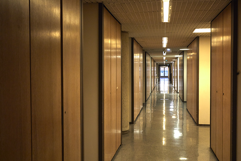 Bâtiment Les Présentines. Couloir central desservant de part et d'autre les bureaux, au niveau du 4e étage.