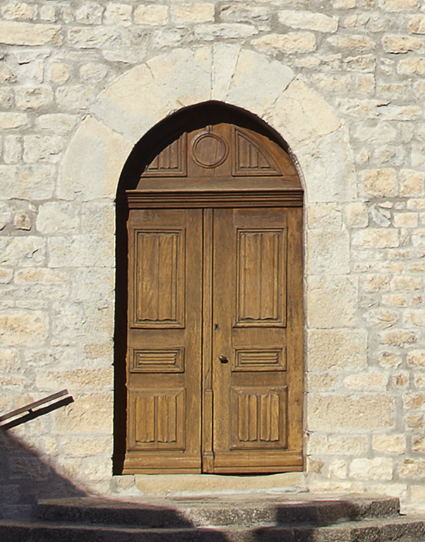Ensemble de la porte d'entrée (style néo-gothique) : deux vantaux et un tympan de menuiserie
