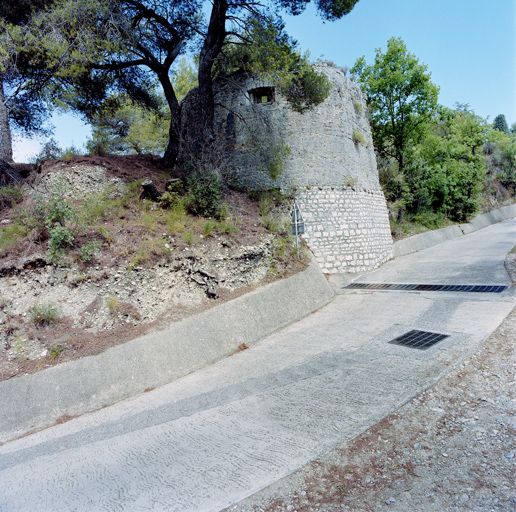 Tour isolée avancée au sud de la ville, au bord du chemin.