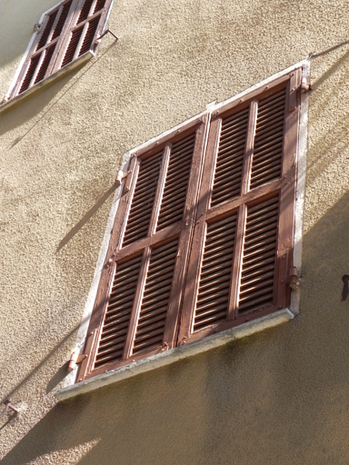 Elévation ouest, deuxième niveau. Fenêtre avec son faux encadrement peint et fermée par ses persiennes doubles.