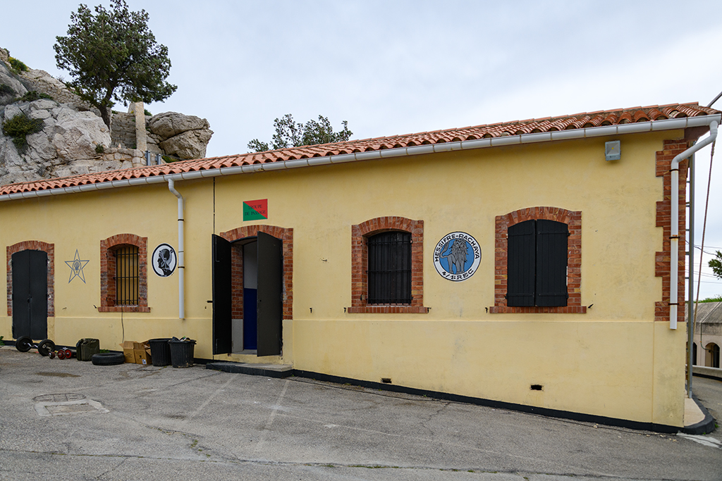 Façade du bâtiment à droite de la cour