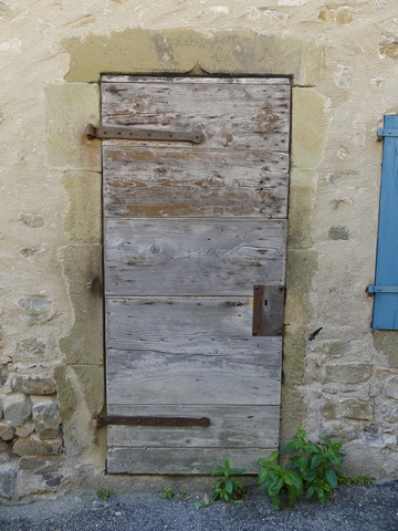 Elévation nord, premier niveau. Porte du logis ouest, portant une date gravée (1602).