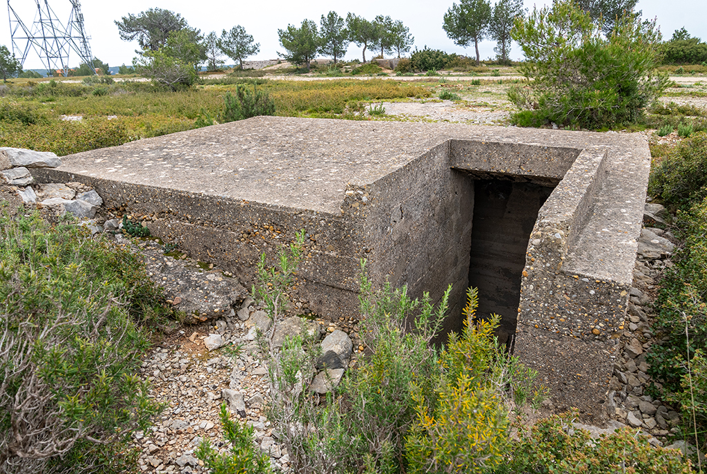 Petit abri béton monobloc enterré près d'une position de défense antiaérienne de 3,7cm