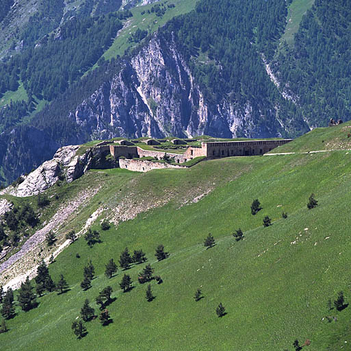 Vue générale, fronts est et nord, vus de la route d'accès, à gauche rocher sud-est.