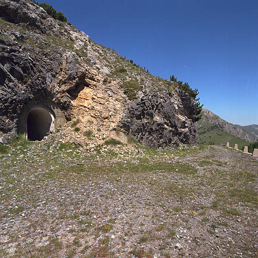 Ouvrage d'artillerie dit batterie Monte Agnelino : entrée principale et esplanade d'accès.